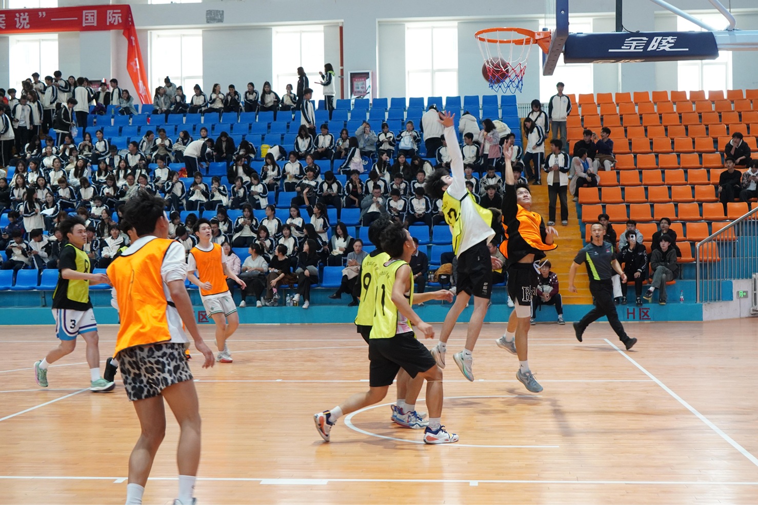 青春无畏 逐梦扬威——信息与通信工程学院举行2025年“迎新杯”篮球赛决赛暨闭幕式