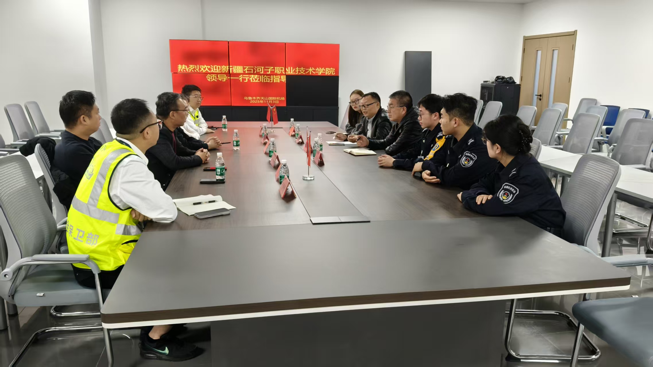 共谋校企合作新篇章——现代服务学院与乌鲁木齐安保集团开展交流座谈