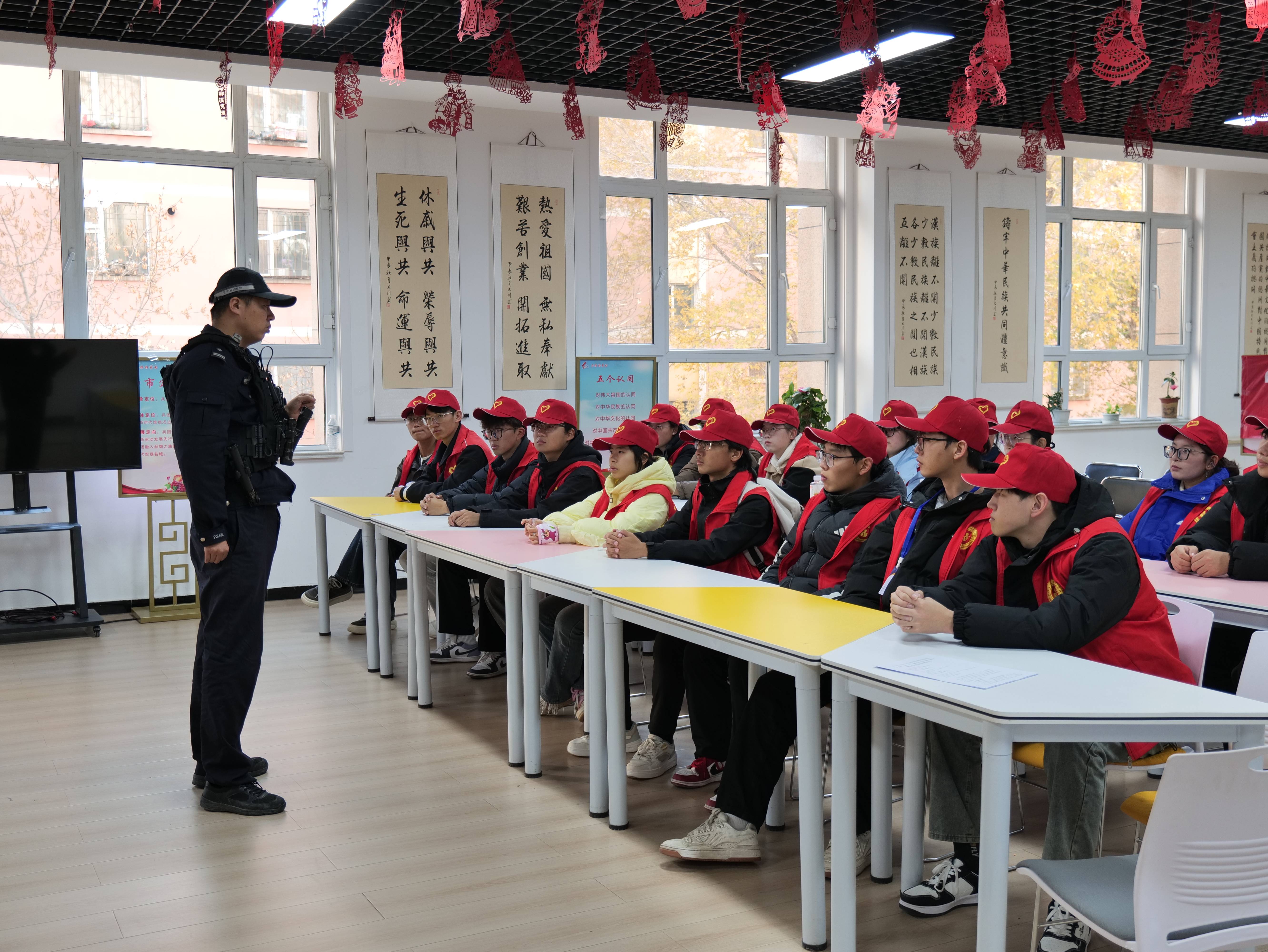 志愿添彩社区 劳动践行文明——我校青年志愿者开展社区清洁志愿服务活动