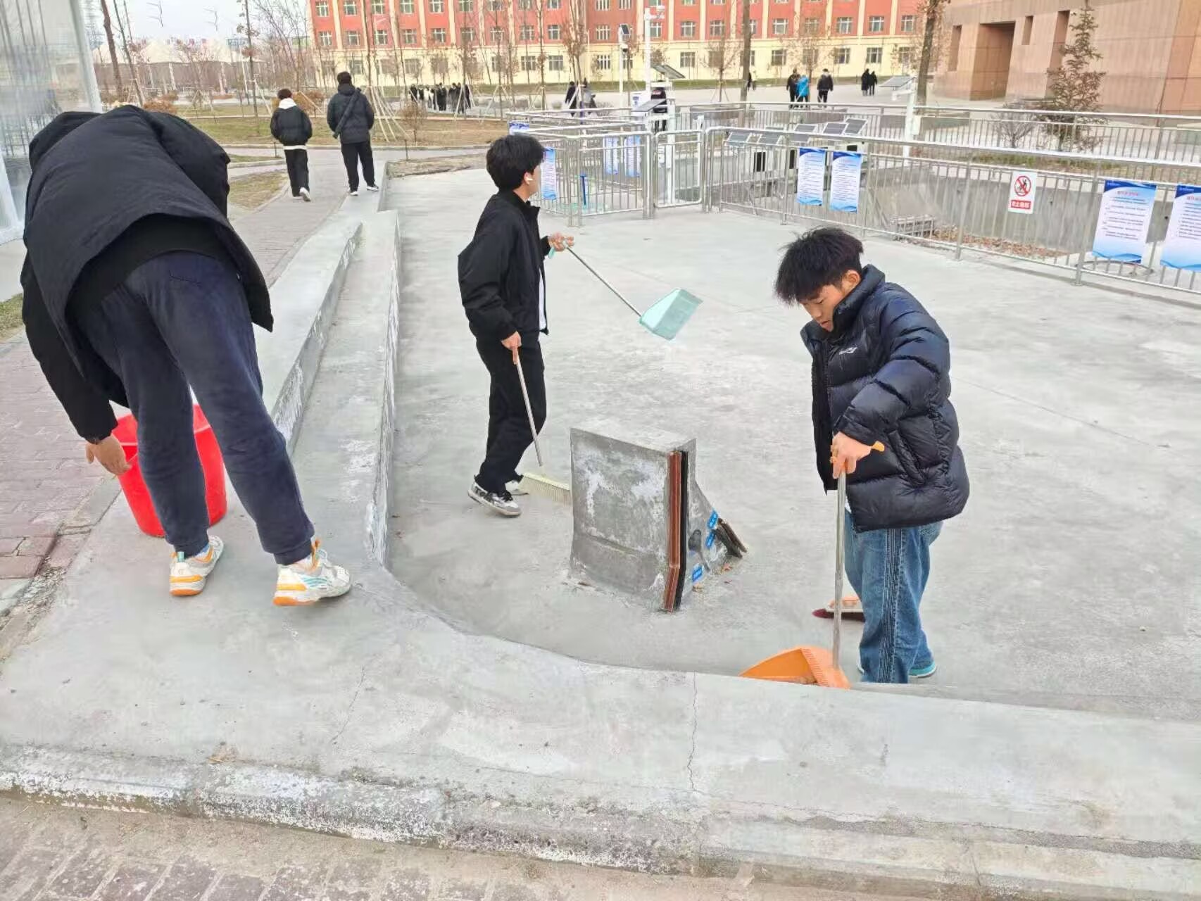 水利建筑工程学院开展爱国卫生大扫除及健康科普宣传系列活动