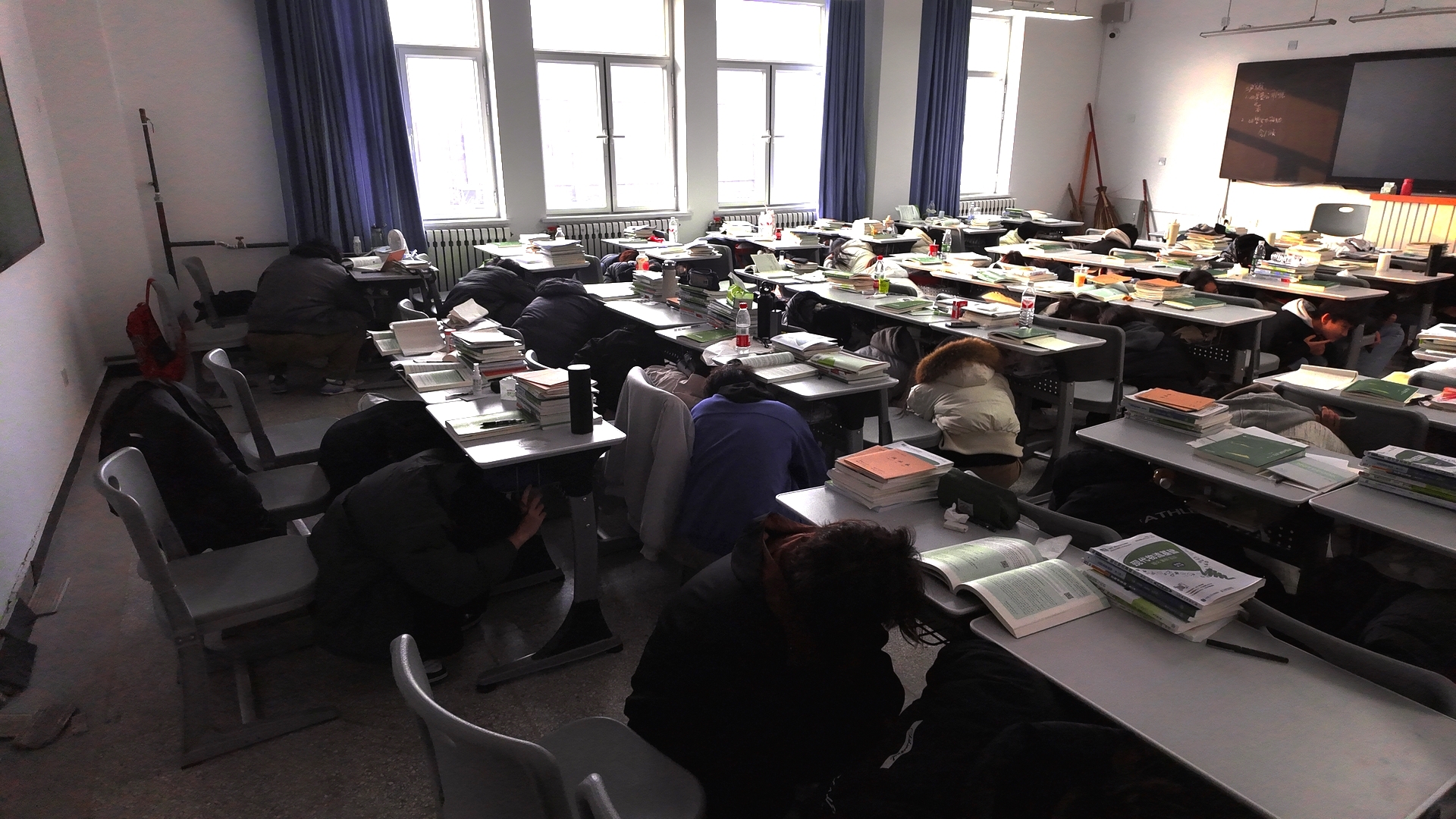 筑牢安全防线 共护校园平安——数字商贸学院组织全体学生开展防震避险应急演练