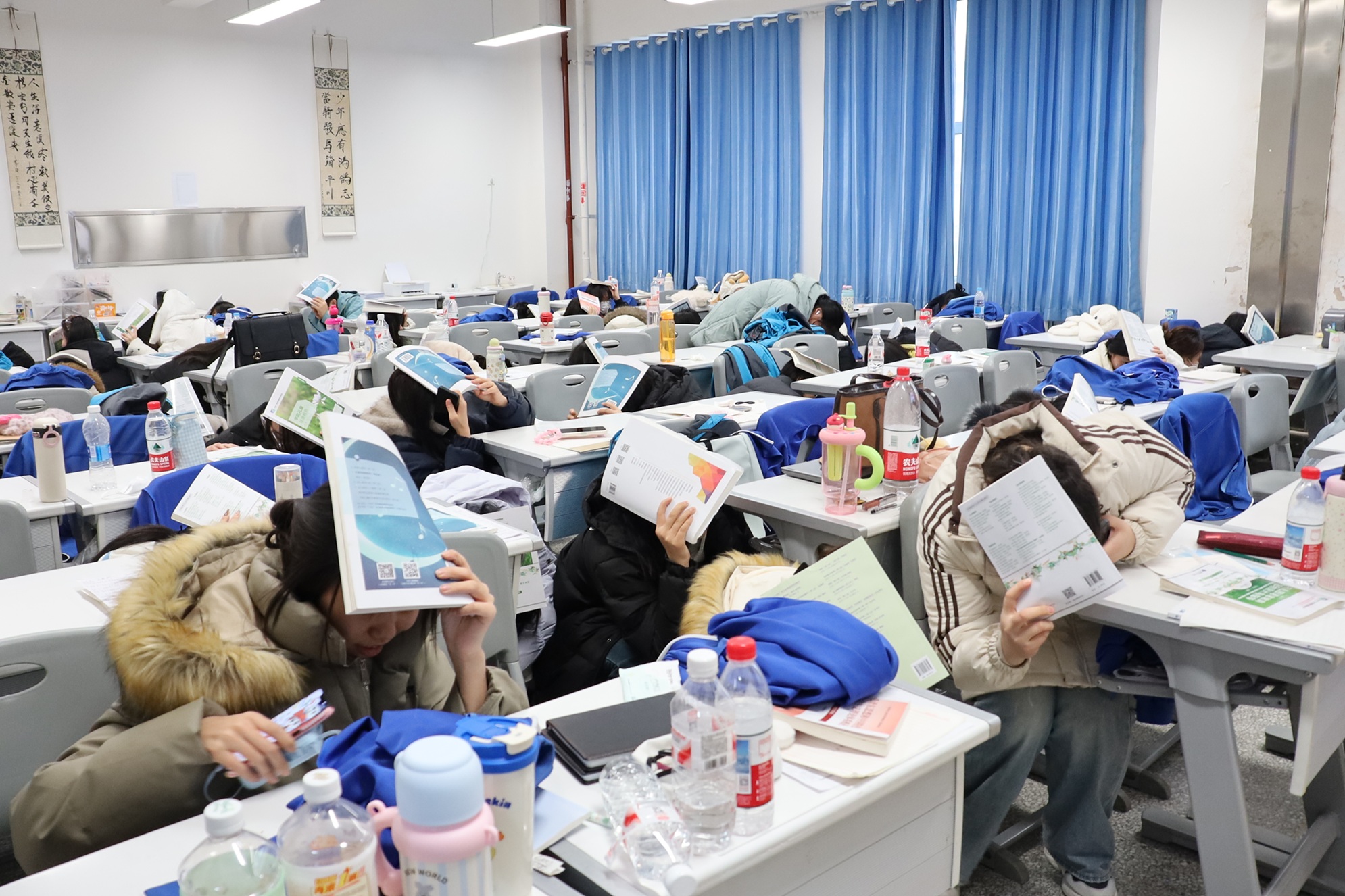 演练筑防线 安全记心间——现代服务学院组织防震应急疏散活动