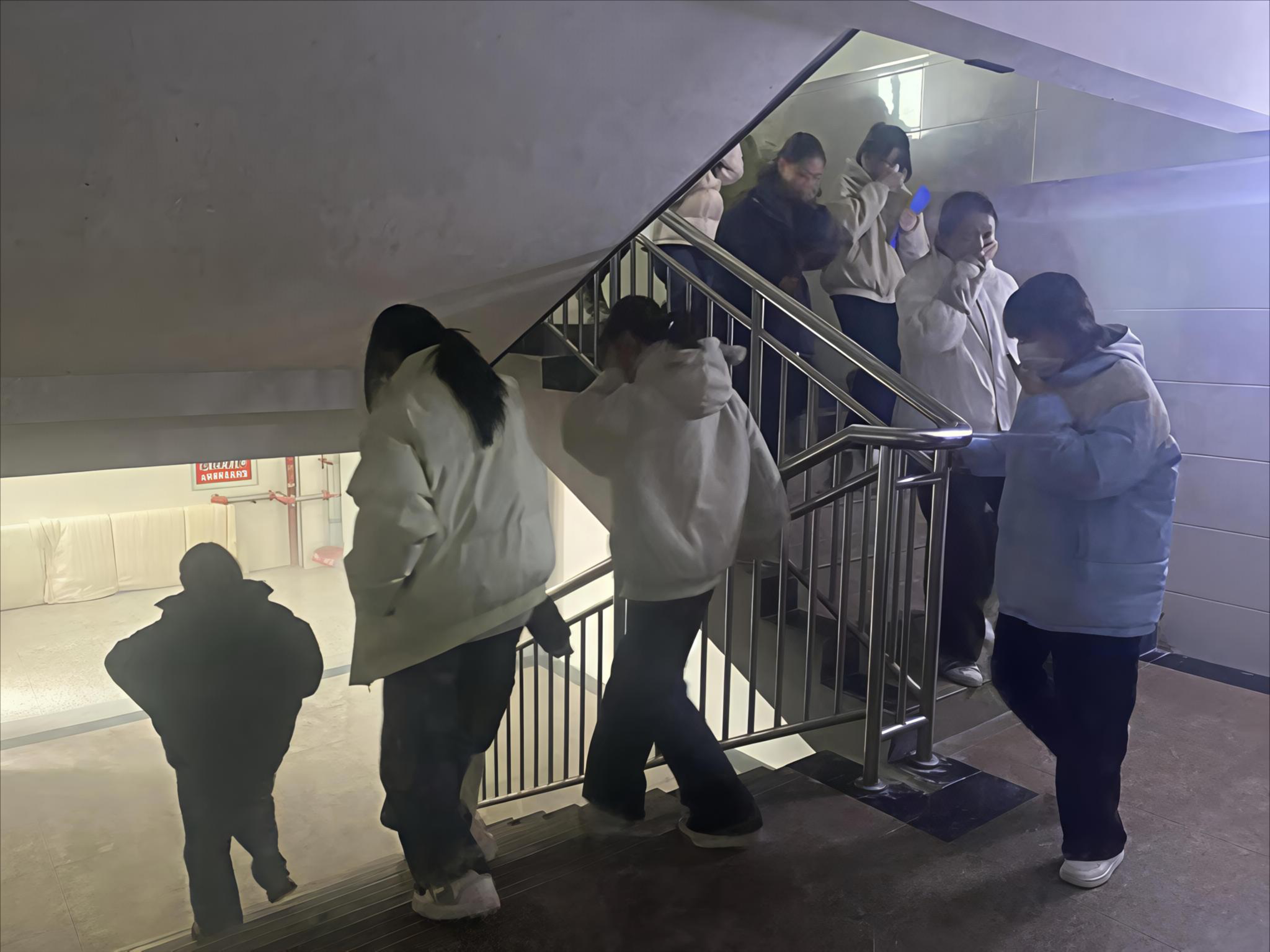 筑牢安全防线 守护校园平安——现代服务学院开展火灾逃生疏散应急演练