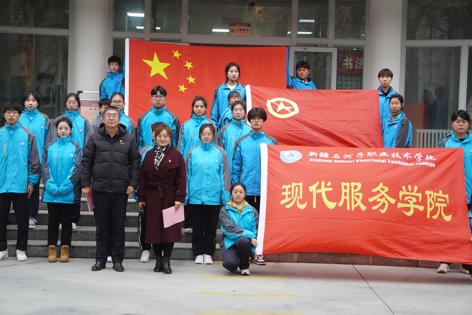 现代服务学院开展“铸牢中华民族共同体意识 同心共筑中国梦”暨新团员入团活动