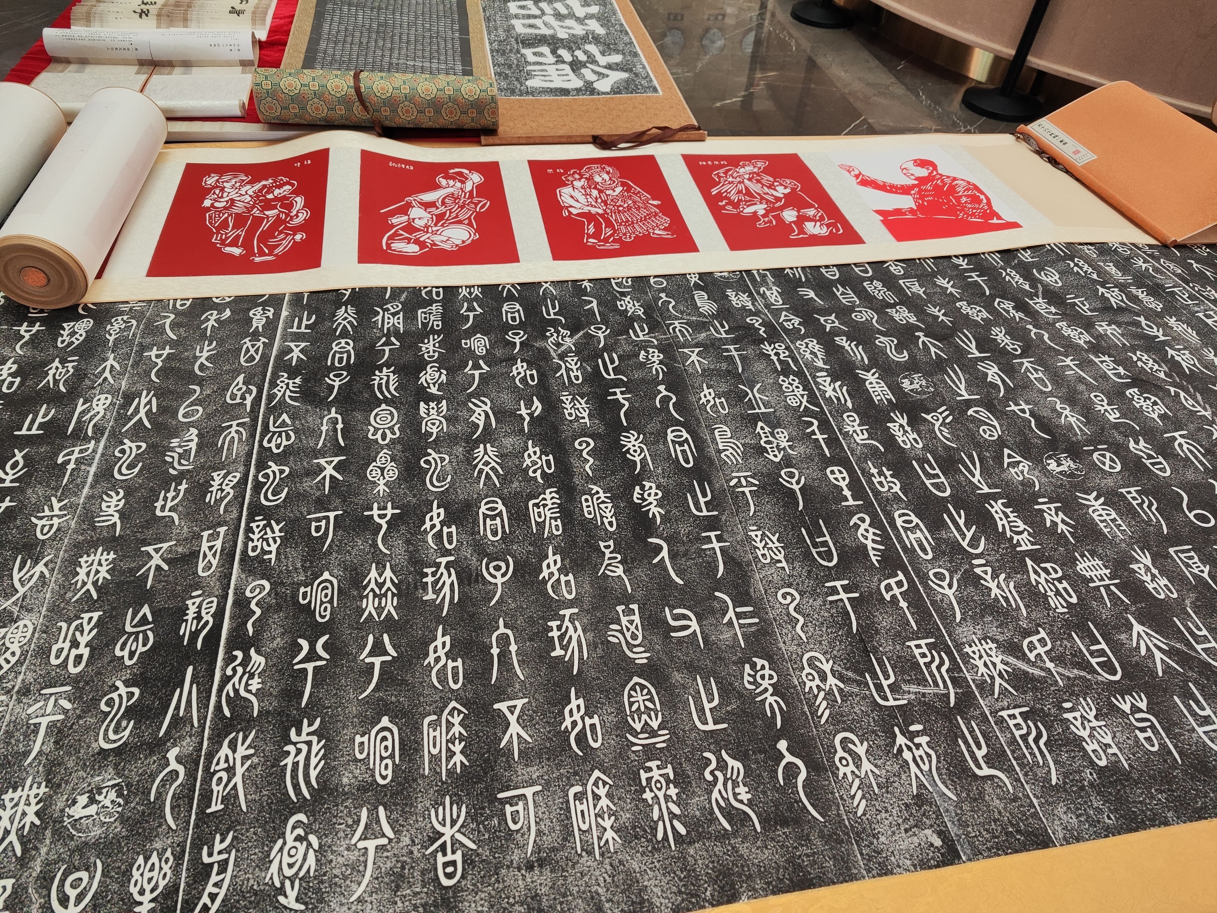 beat365唯一官方网站团委开展铸牢中华民族共同体意识·中华传统文化润石城——“四书”碑拓作品展观摩学习活动