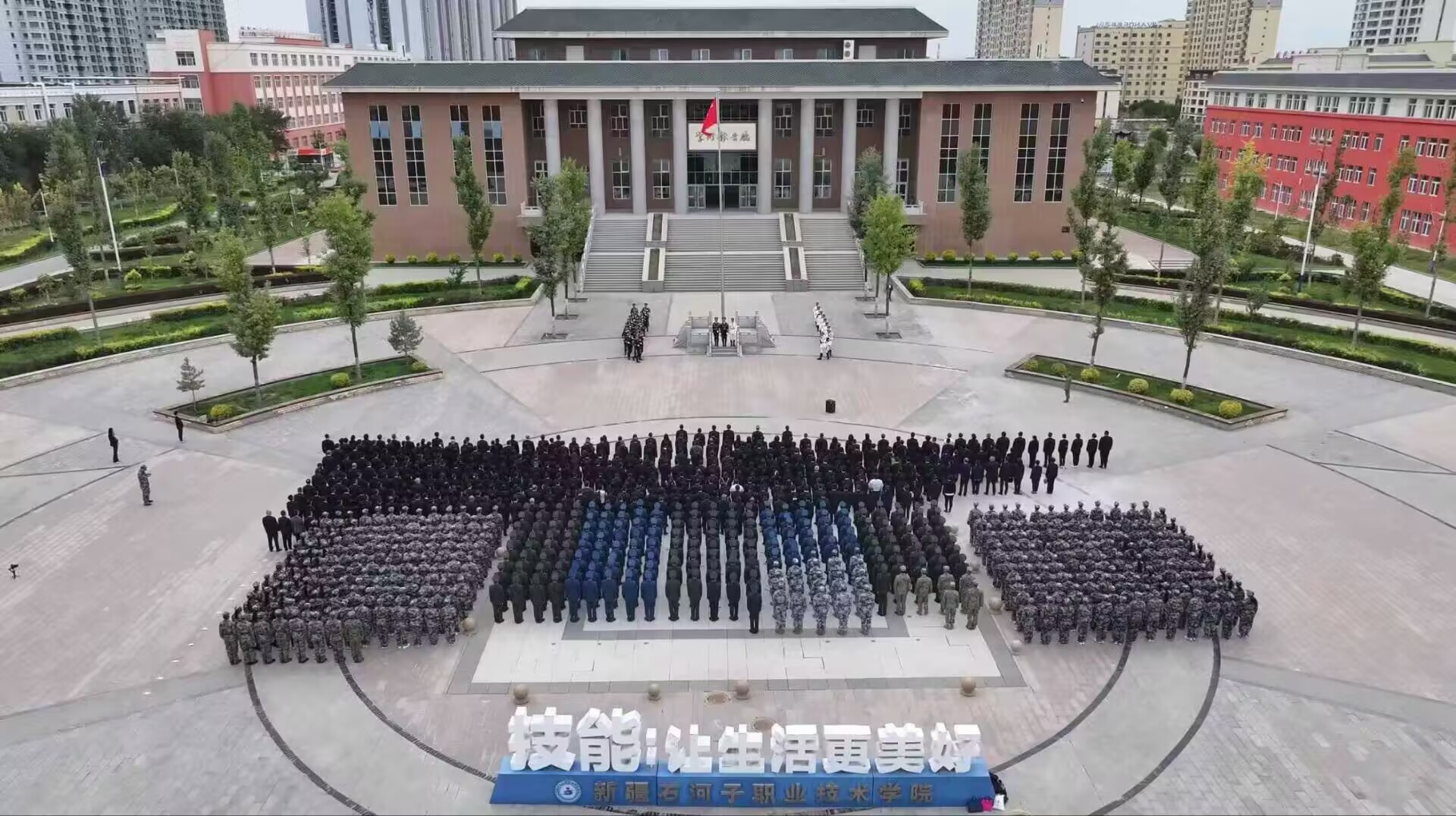 beat365唯一官方网站师生共赴“爱国之约”——“同庆盛典 爱国力行”主题教育活动燃情启幕