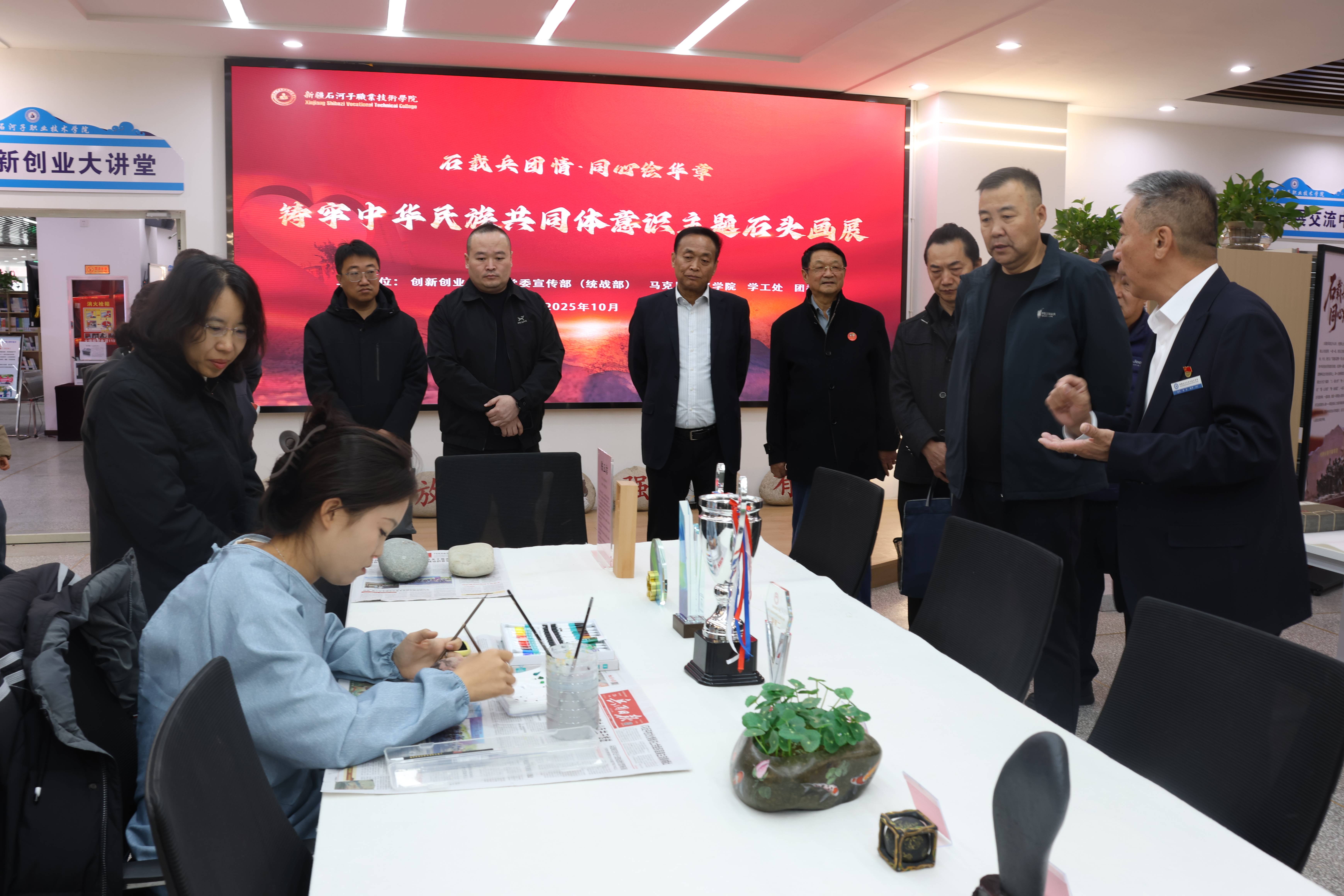 beat365唯一官方网站:石头画串起思政新课堂 四维六融四行模式培育边疆建设新人