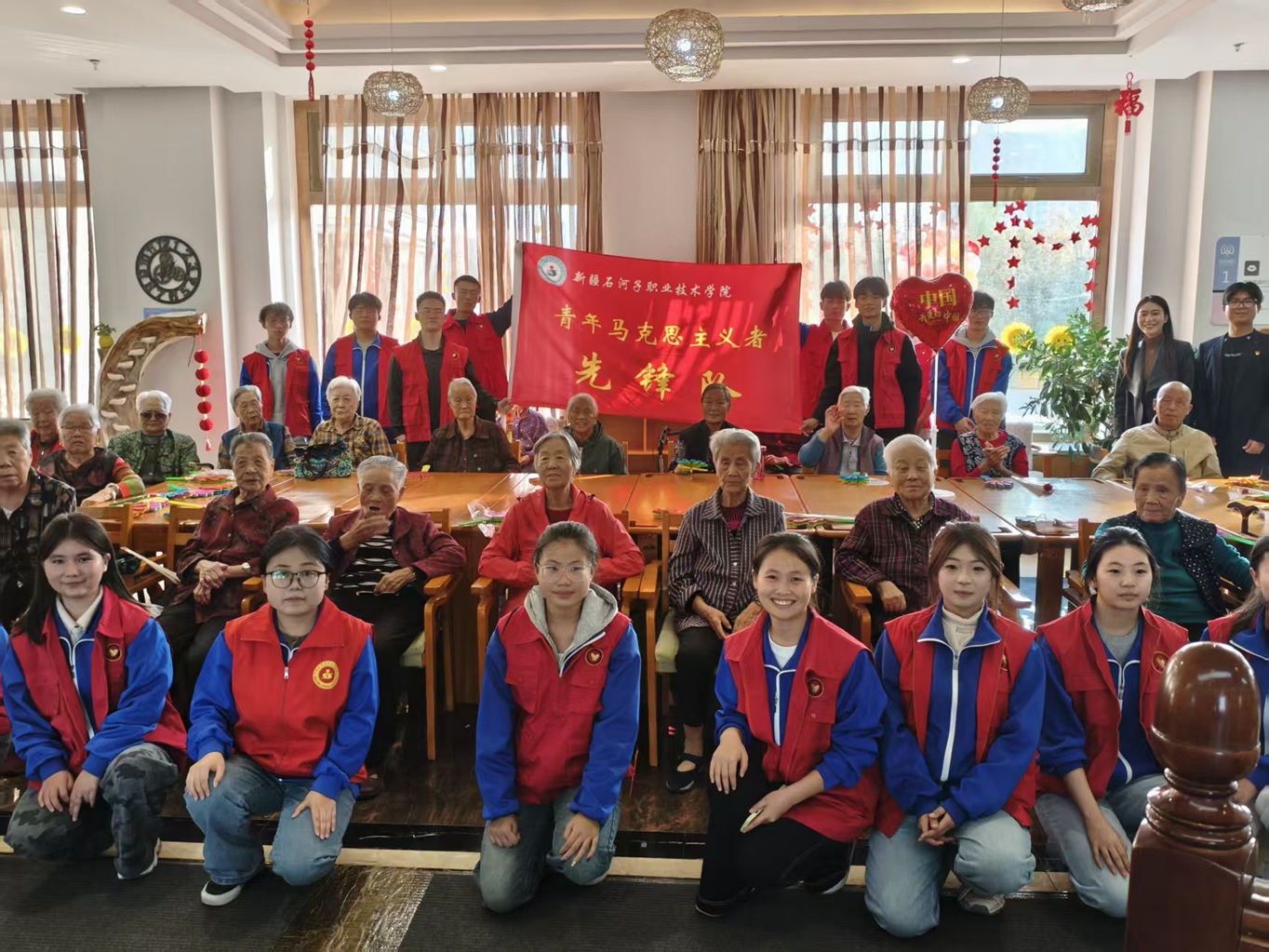 青春暖夕阳 共话重阳情——beat365唯一官方网站团委组织青马班学员赴银龄长者公寓开展志愿服务活动