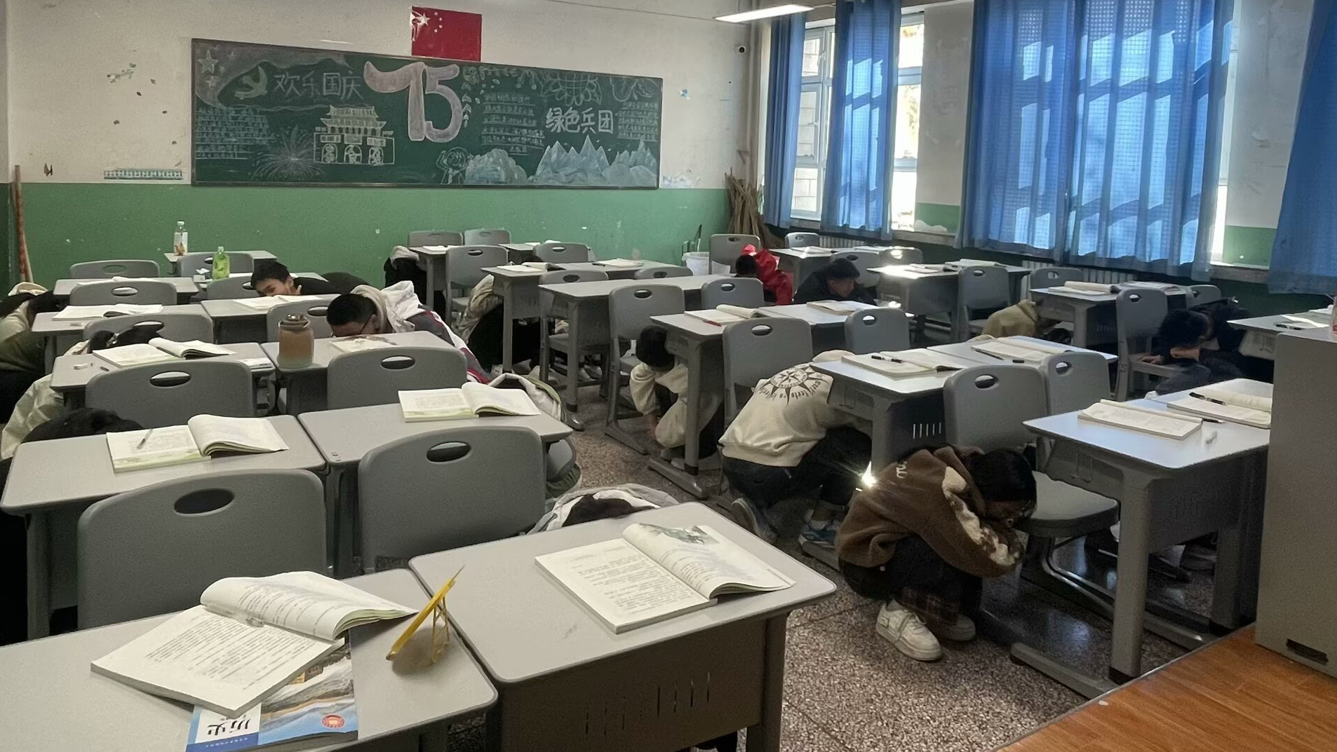 应急演练始于心 防患未然始于行——公共基础学院开展应急疏散演练活动