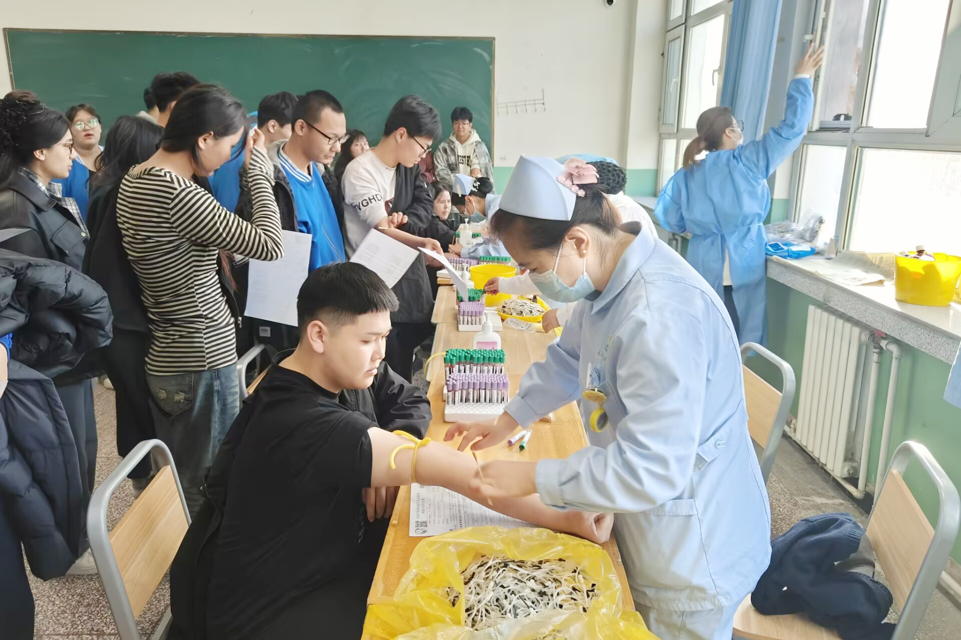 关注健康 助力成长——公共基础学院顺利开展学生健康体检工作