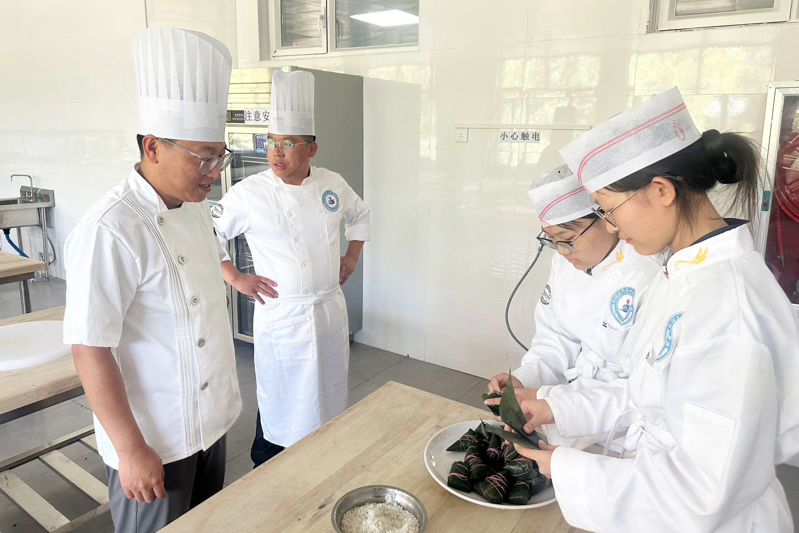 浓浓端午节 深深粽香情——公共基础学院开展迎端午特色活动