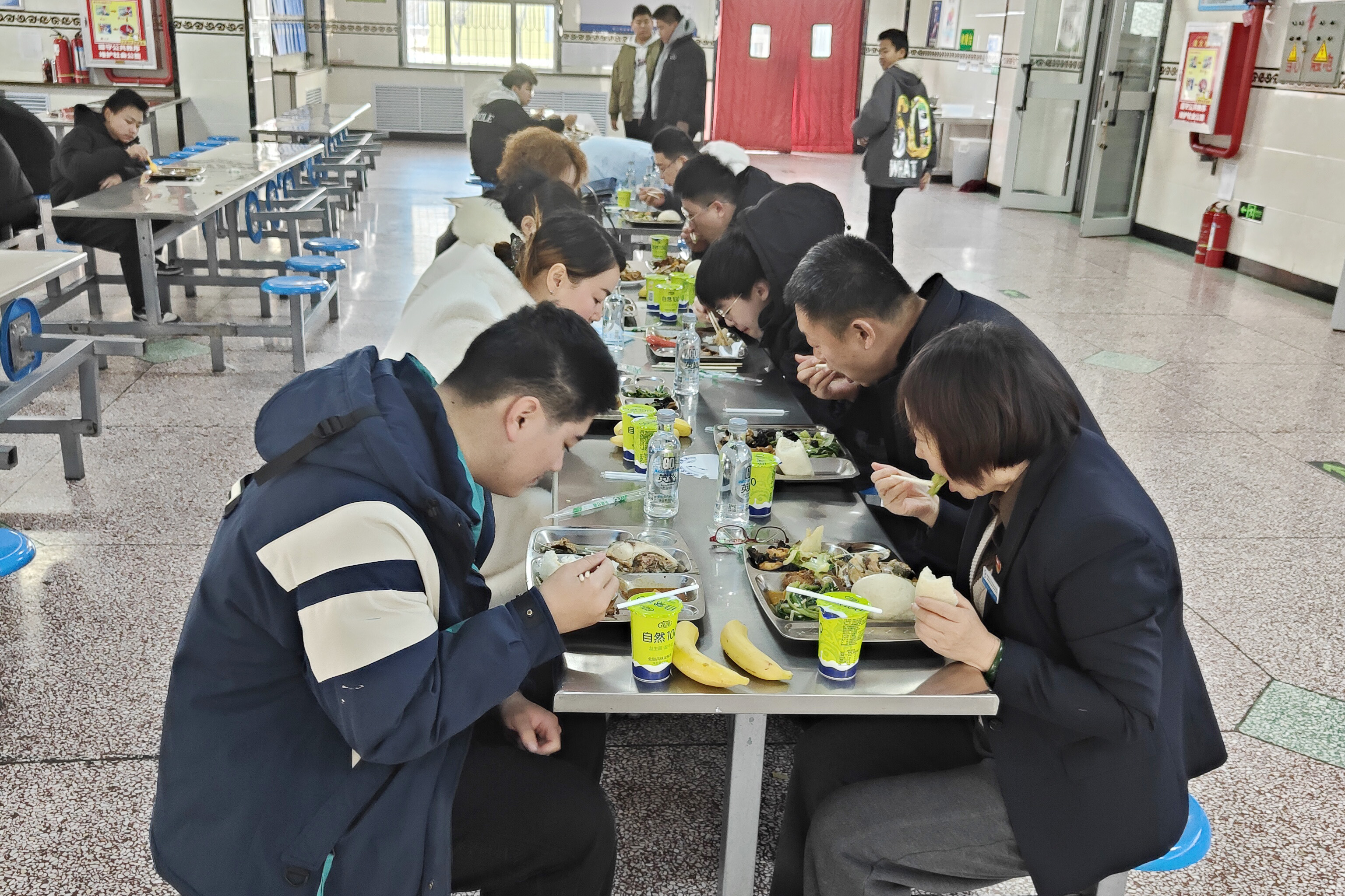 家长监督“零距离” 共守校园“食”安全——公共基础学院开展餐饮安全专项监督活动